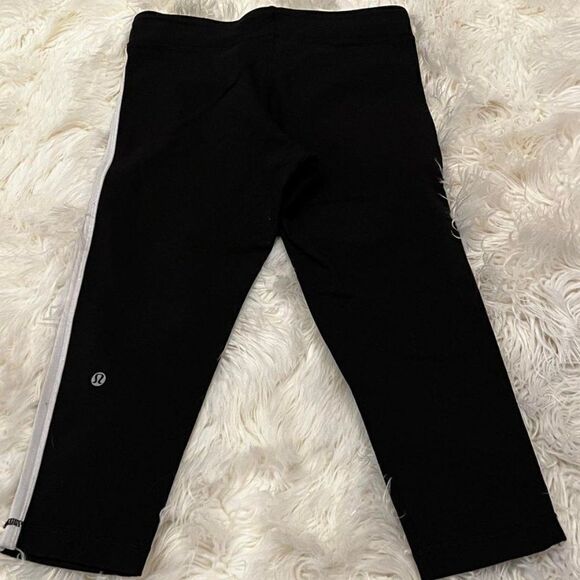 Lululemon Black and White Astro Knit Capris Size 4 - Picture 2 of 3